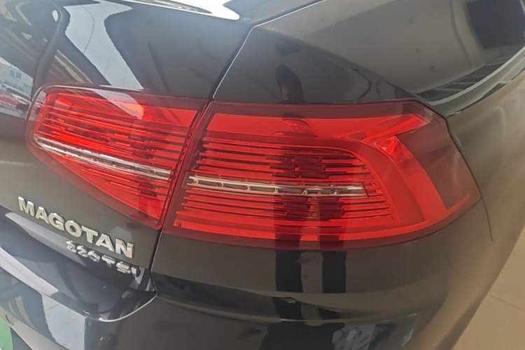 Used Volkswagen Magotan 2018 330TSI DSG Advanced Model Right Rear Taillight