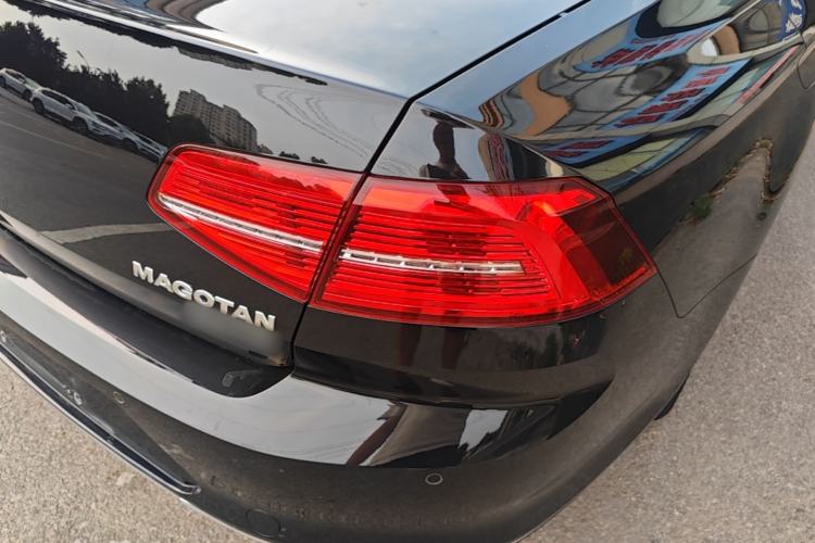 Used Volkswagen Magotan 2018 280TSI DSG Comfort Model Right Rear Taillight