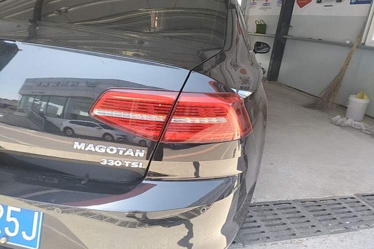 Used Volkswagen Magotan 2018 Facelift 330TSI DSG Luxury Model Right Rear Taillight