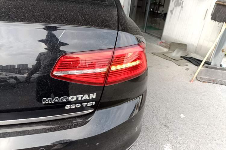 Used Volkswagen Magotan 2018 330TSI DSG Luxury Model Right Rear Taillight