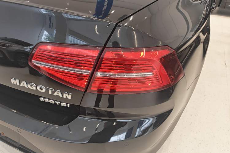 Used Volkswagen Magotan 2018 330TSI DSG Luxury Model Right Rear Taillight