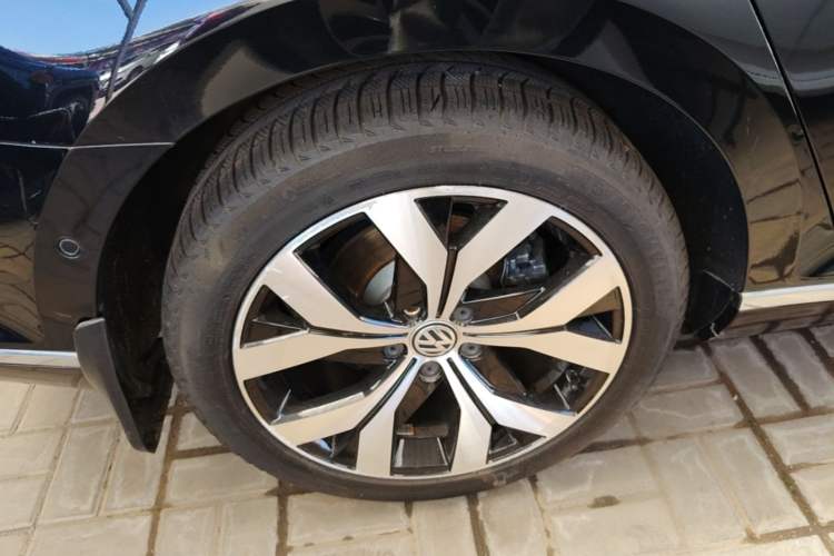 Used Volkswagen Magotan 2018 330TSI DSG Luxury Model Right Rear Wheel Hub