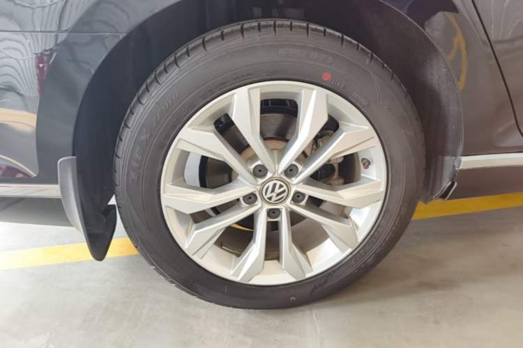Used Volkswagen Magotan 2018 330TSI DSG Luxury Model Right Rear Wheel Hub
