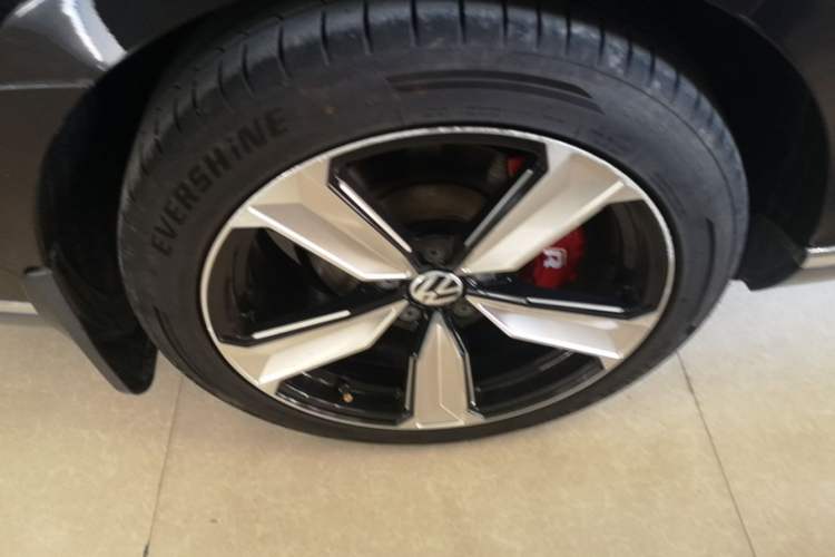 Used Volkswagen Magotan 2018 330TSI DSG Advanced Model Right Rear Wheel Hub