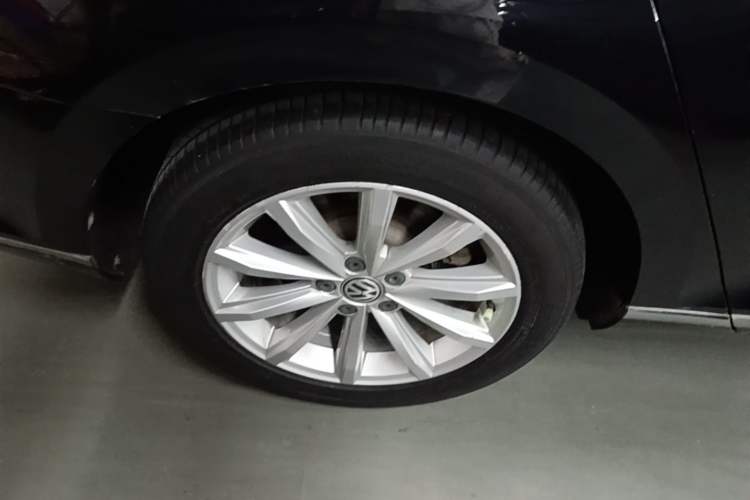 Used Volkswagen Magotan 2018 330TSI DSG Advanced Model Right Rear Wheel Hub