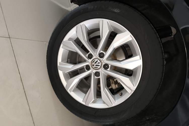 Used Volkswagen Magotan 2018 Facelift 330TSI DSG Luxury Model Right Rear Wheel Hub
