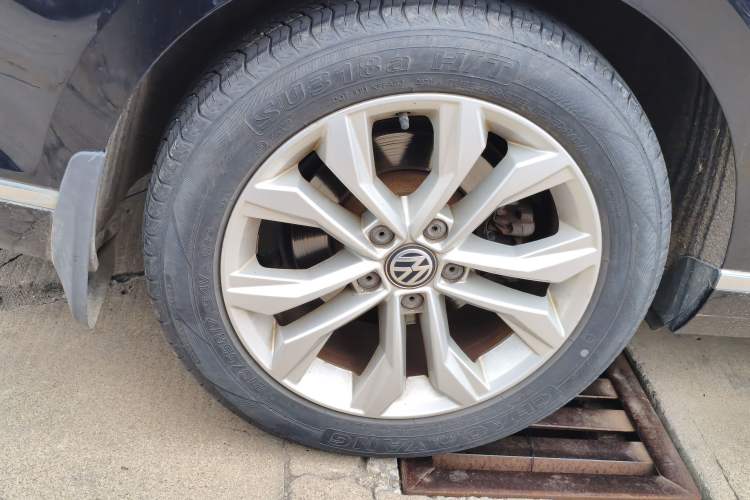 Used Volkswagen Magotan 2018 330TSI DSG Luxury Model Right Rear Wheel Hub