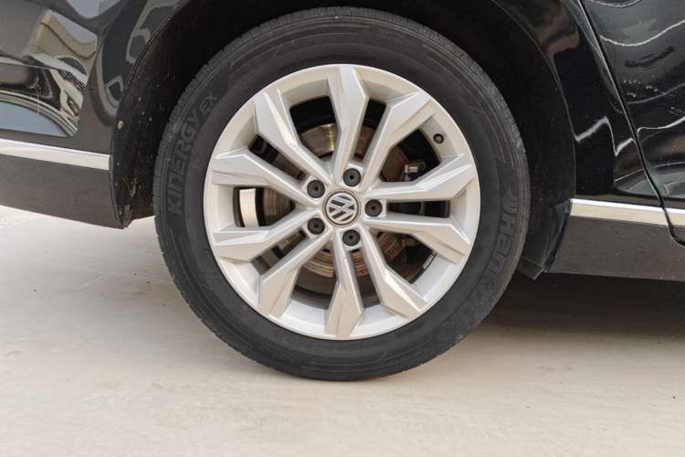 Used Volkswagen Magotan 2018 330TSI DSG Luxury Model Right Rear Wheel Hub