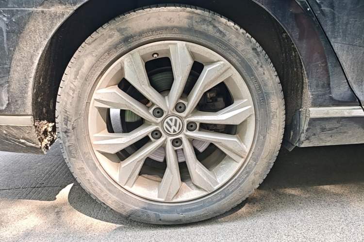 Used Volkswagen Magotan 2018 Facelift 330TSI DSG Luxury Model Right Rear Wheel Hub
