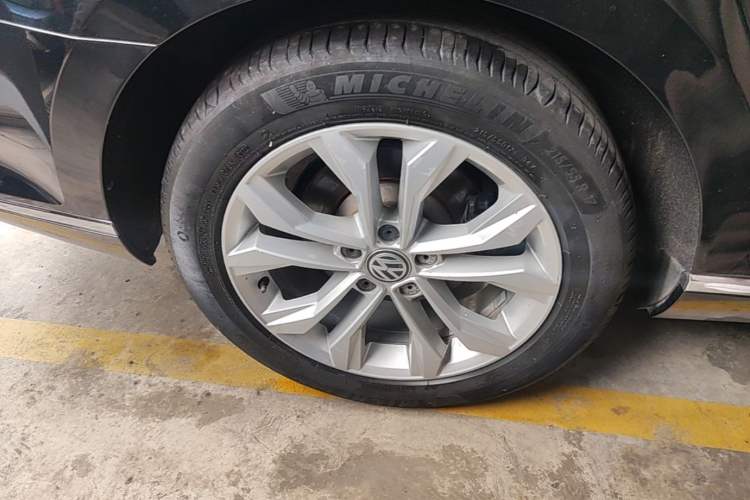 Used Volkswagen Magotan 2018 Facelift 330TSI DSG Luxury Model Right Rear Wheel Hub