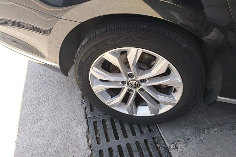 Used Volkswagen Magotan 2018 Facelift 330TSI DSG Luxury Model Right Rear Wheel Hub