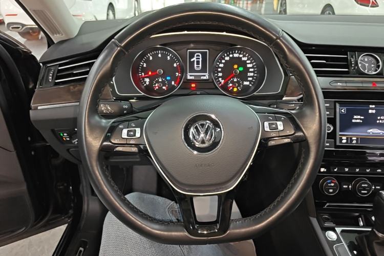 Used Volkswagen Magotan 2018 Facelift 330TSI DSG Luxury Model Steering Wheel
