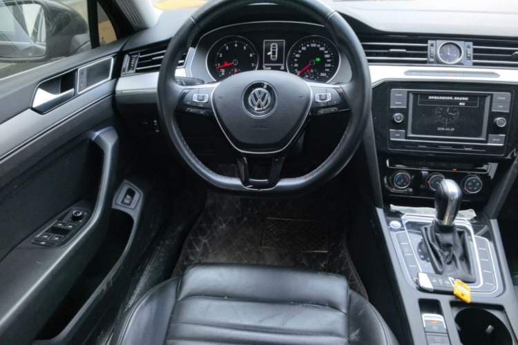 Used Volkswagen Magotan 2018 330TSI DSG Advanced Model Steering Wheel