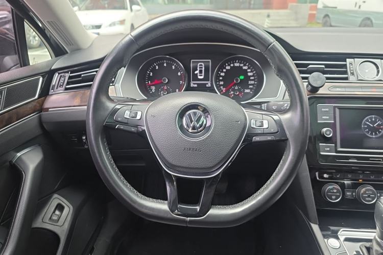 Used Volkswagen Magotan 2018 Facelift 330TSI DSG Luxury Model Steering Wheel