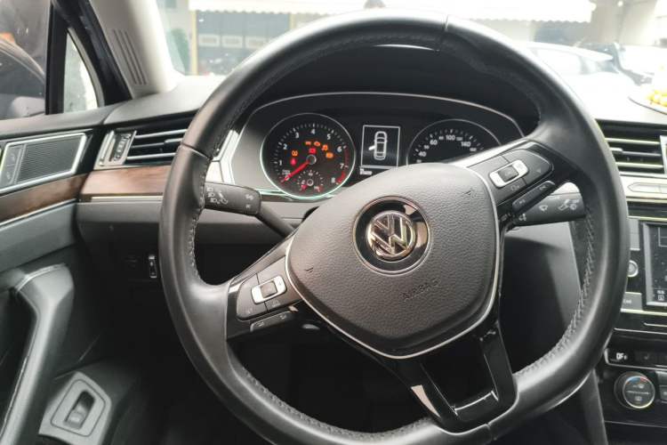 Used Volkswagen Magotan 2018 Facelift 330TSI DSG Luxury Model Steering Wheel