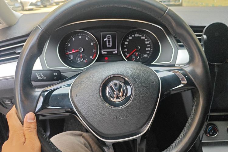 Used Volkswagen Magotan 2018 280TSI DSG Comfort Model Steering Wheel