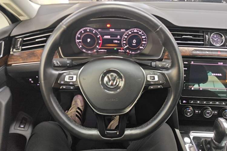 Used Volkswagen Magotan 2018 330TSI DSG Luxury Model Steering Wheel