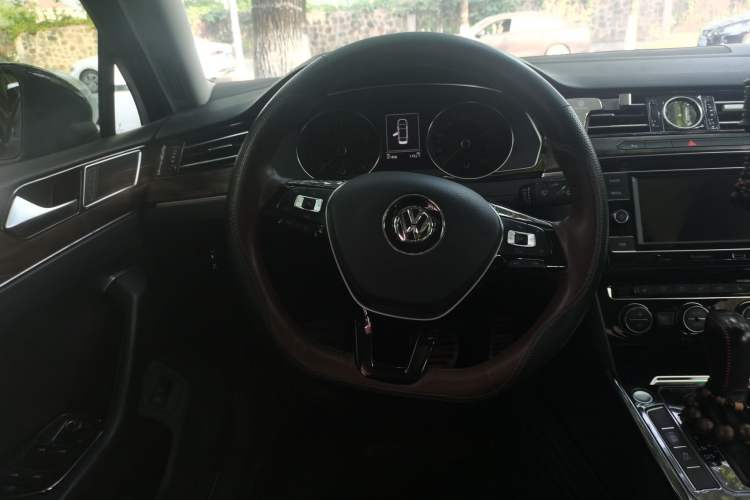 Used Volkswagen Magotan 2018 330TSI DSG Luxury Model Steering Wheel