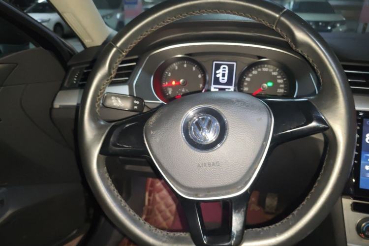 Used Volkswagen Magotan 2018 280TSI DSG Comfort Model Steering Wheel