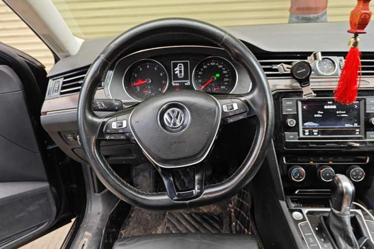 Used Volkswagen Magotan 2018 330TSI DSG Advanced Model Steering Wheel