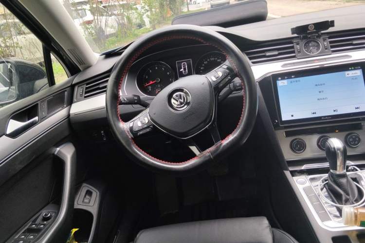 Used Volkswagen Magotan 2018 280TSI DSG Comfort Model Steering Wheel