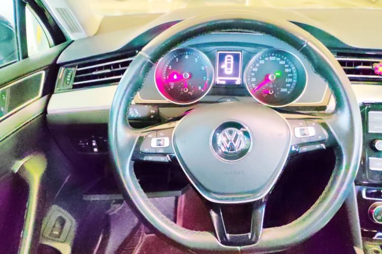 Used Volkswagen Magotan 2018 330TSI DSG Advanced Model Steering Wheel