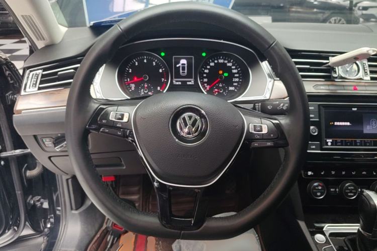 Used Volkswagen Magotan 2018 Facelift 330TSI DSG Luxury Model Steering Wheel