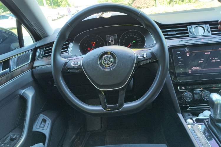 Used Volkswagen Magotan 2018 330TSI DSG Luxury Model Steering Wheel