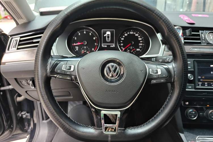 Used Volkswagen Magotan 2018 Facelift 330TSI DSG Luxury Model Steering Wheel
