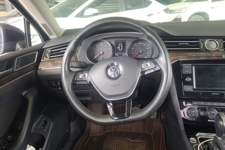 Used Volkswagen Magotan 2018 Facelift 330TSI DSG Luxury Model Steering Wheel