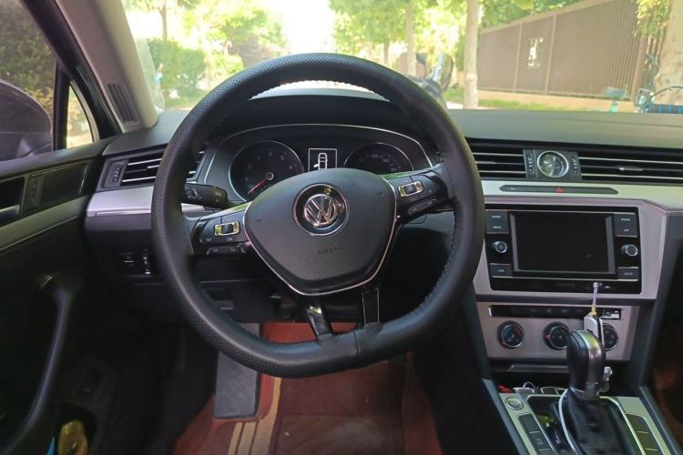 Used Volkswagen Magotan 2018 280TSI DSG Comfort Model Steering Wheel