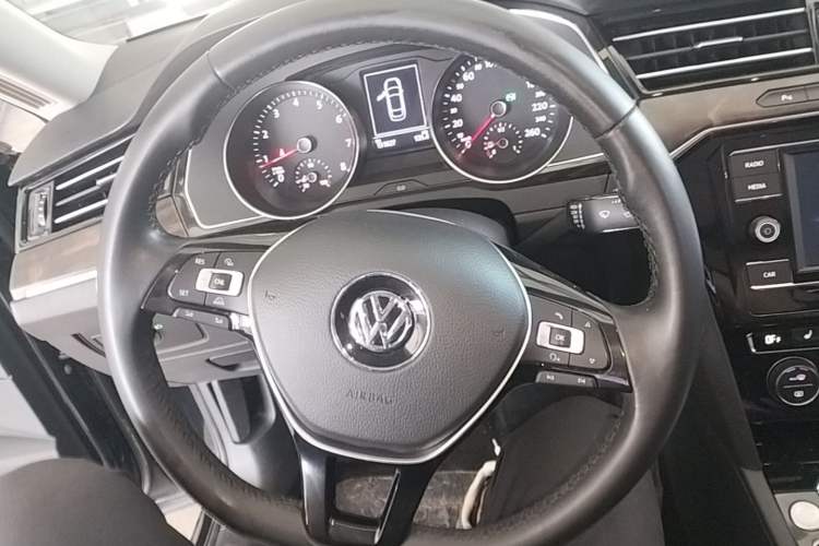 Used Volkswagen Magotan 2018 Facelift 330TSI DSG Luxury Model Steering Wheel