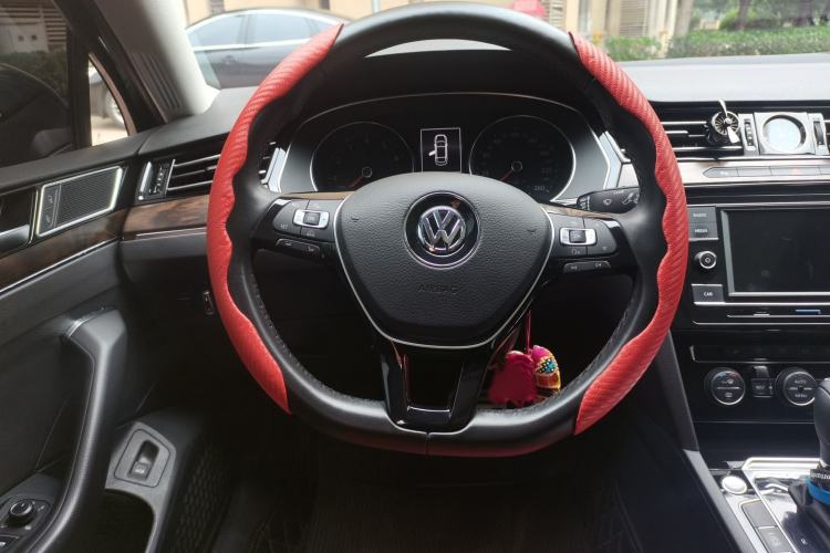 Used Volkswagen Magotan 2018 Facelift 330TSI DSG Luxury Model Steering Wheel