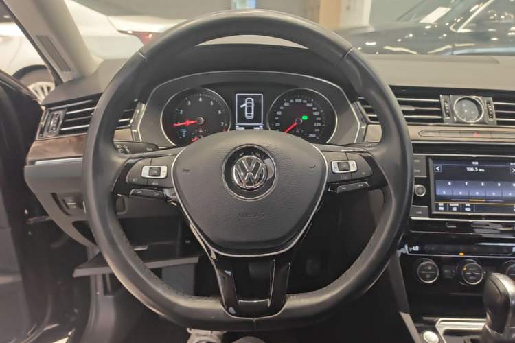 Used Volkswagen Magotan 2018 330TSI DSG Luxury Model Steering Wheel