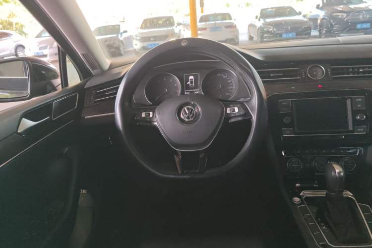 Used Volkswagen Magotan 2018 330TSI DSG Luxury Model Steering Wheel