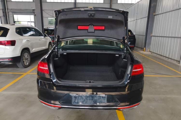 Used Volkswagen Magotan 2018 330TSI DSG Luxury Model Trunk