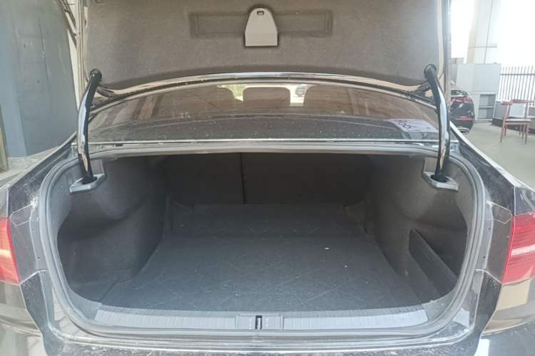 Used Volkswagen Magotan 2018 280TSI DSG Comfort Model Trunk