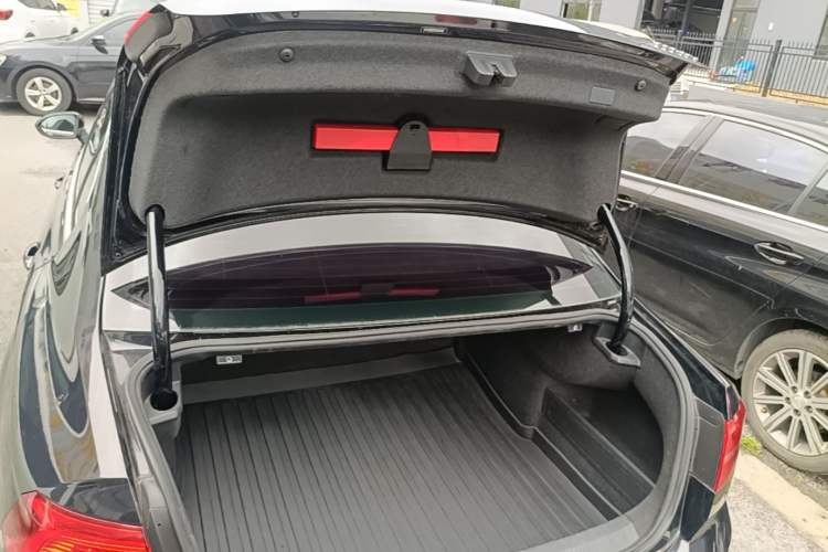 Used Volkswagen Magotan 2018 330TSI DSG Luxury Model Trunk