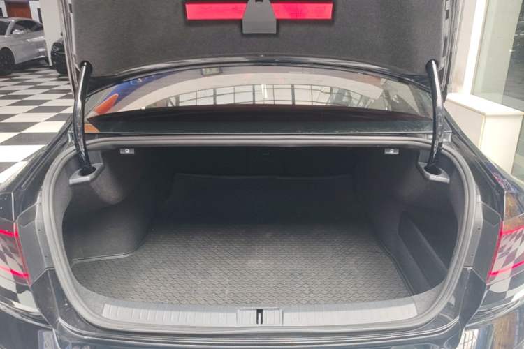 Used Volkswagen Magotan 2018 Facelift 330TSI DSG Luxury Model Trunk