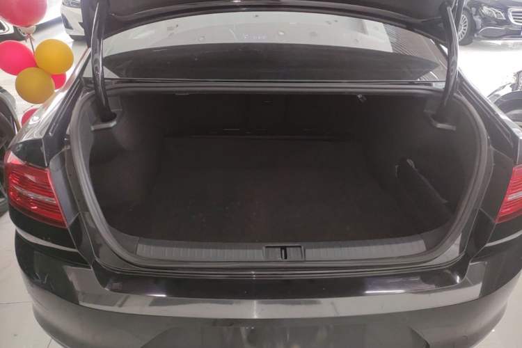 Used Volkswagen Magotan 2018 330TSI DSG Advanced Model Trunk