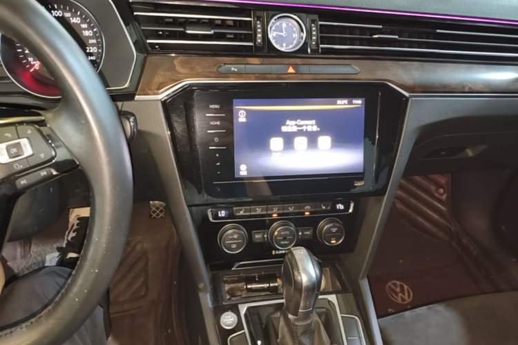 Used Volkswagen Magotan 2018 330TSI DSG Luxury Model Audio And AC Panel