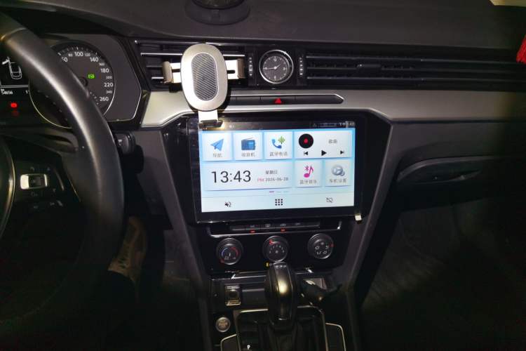 Used Volkswagen Magotan 2018 330TSI DSG Advanced Model Audio And AC Panel