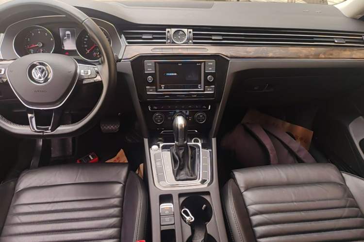 Used Volkswagen Magotan 2018 Facelift 330TSI DSG Luxury Model Audio And AC Panel