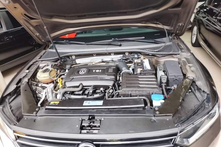 Used Volkswagen Magotan 2018 330TSI DSG Advanced Model Engine Bay