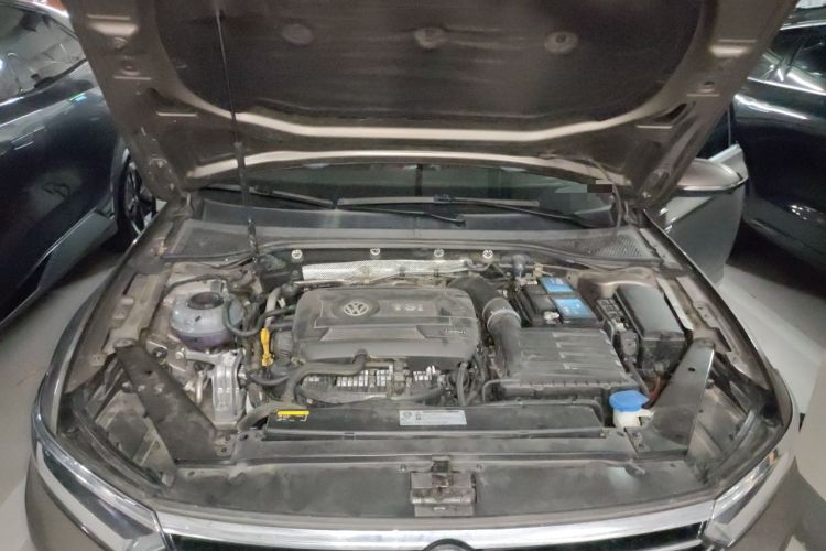Used Volkswagen Magotan 2018 330TSI DSG Advanced Model Engine Bay