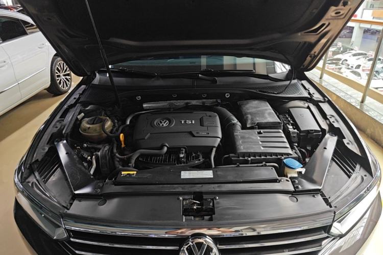 Used Volkswagen Magotan 2018 330TSI DSG Luxury Model Engine Bay