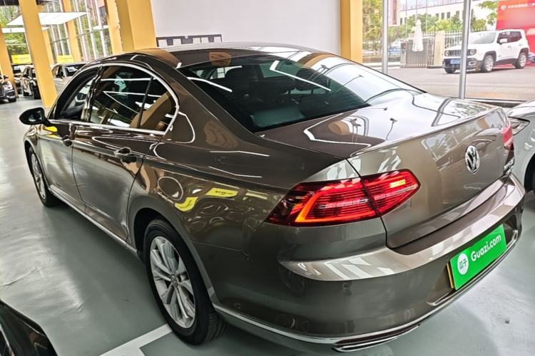 Used Volkswagen Magotan 2018 Facelift 330TSI DSG Luxury Model Exterior 2