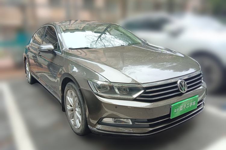 Used Volkswagen Magotan 2018 330TSI DSG Luxury Model Front Right 45 Deg