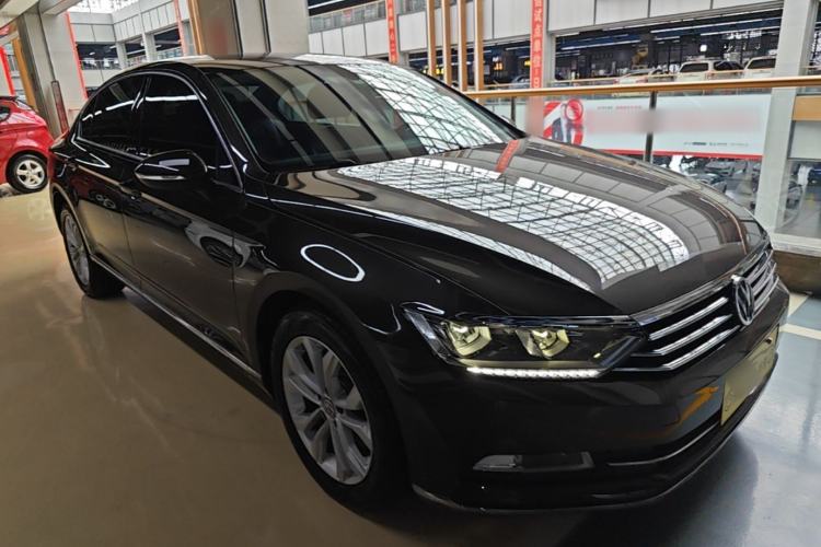Used Volkswagen Magotan 2018 330TSI DSG Luxury Model Front Right 45 Deg