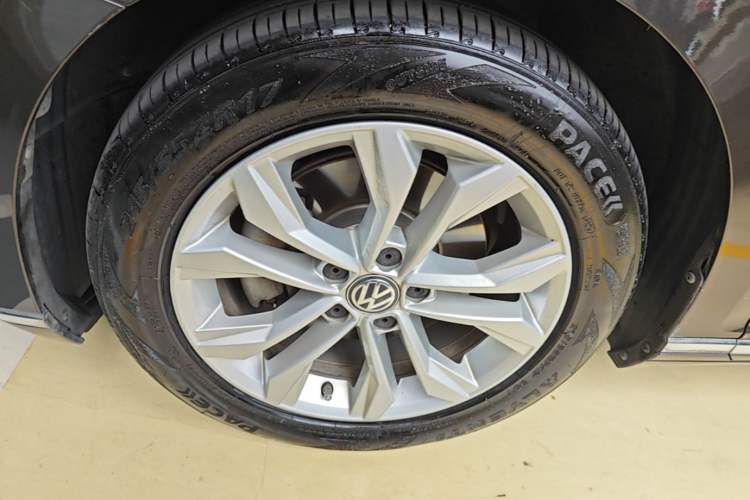 Used Volkswagen Magotan 2018 330TSI DSG Luxury Model Left Front Wheel Hub